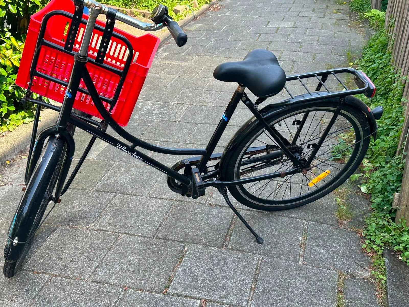Meisjesfiets met voordrager en krat - Zwart, 26 inch of meer, Terugtraprem, Gebruikt, Ophalen of Verzenden