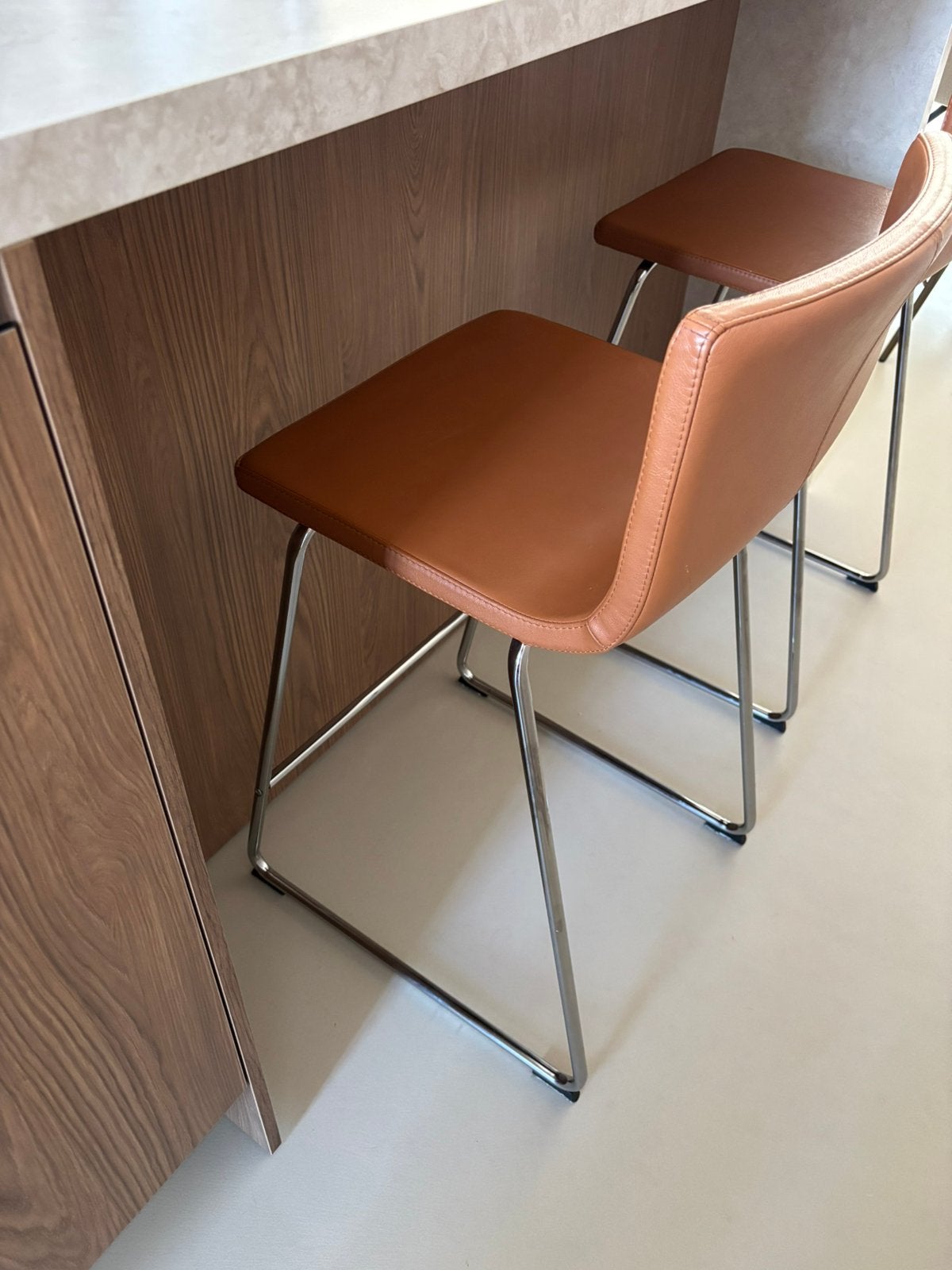 Twee barkrukken met rugleuning, Huis en Inrichting, 2 krukken, Ophalen, Gebruikt, 60 tot 90 cm