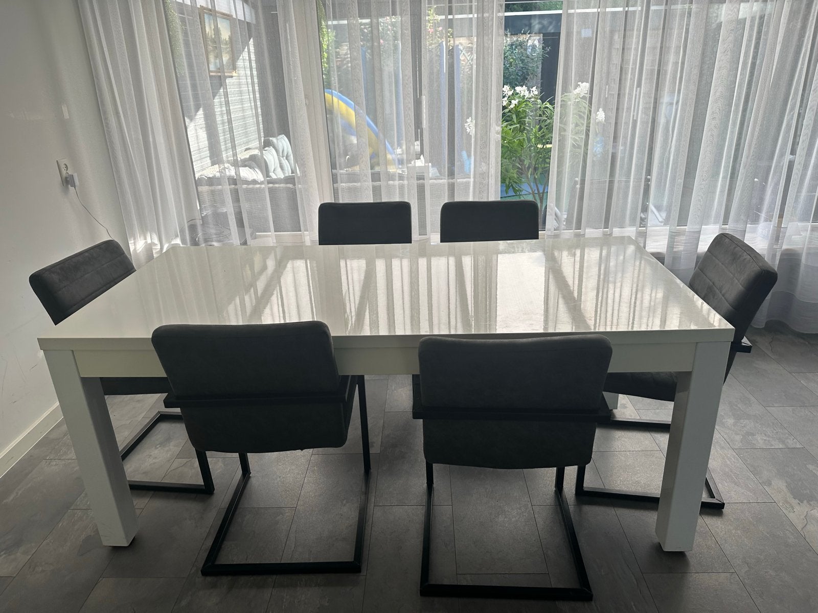 Moderne eettafel met 6 stoelen, Kunststof, Zo goed als nieuw, Vijf personen of meer, 150 tot 200 cm