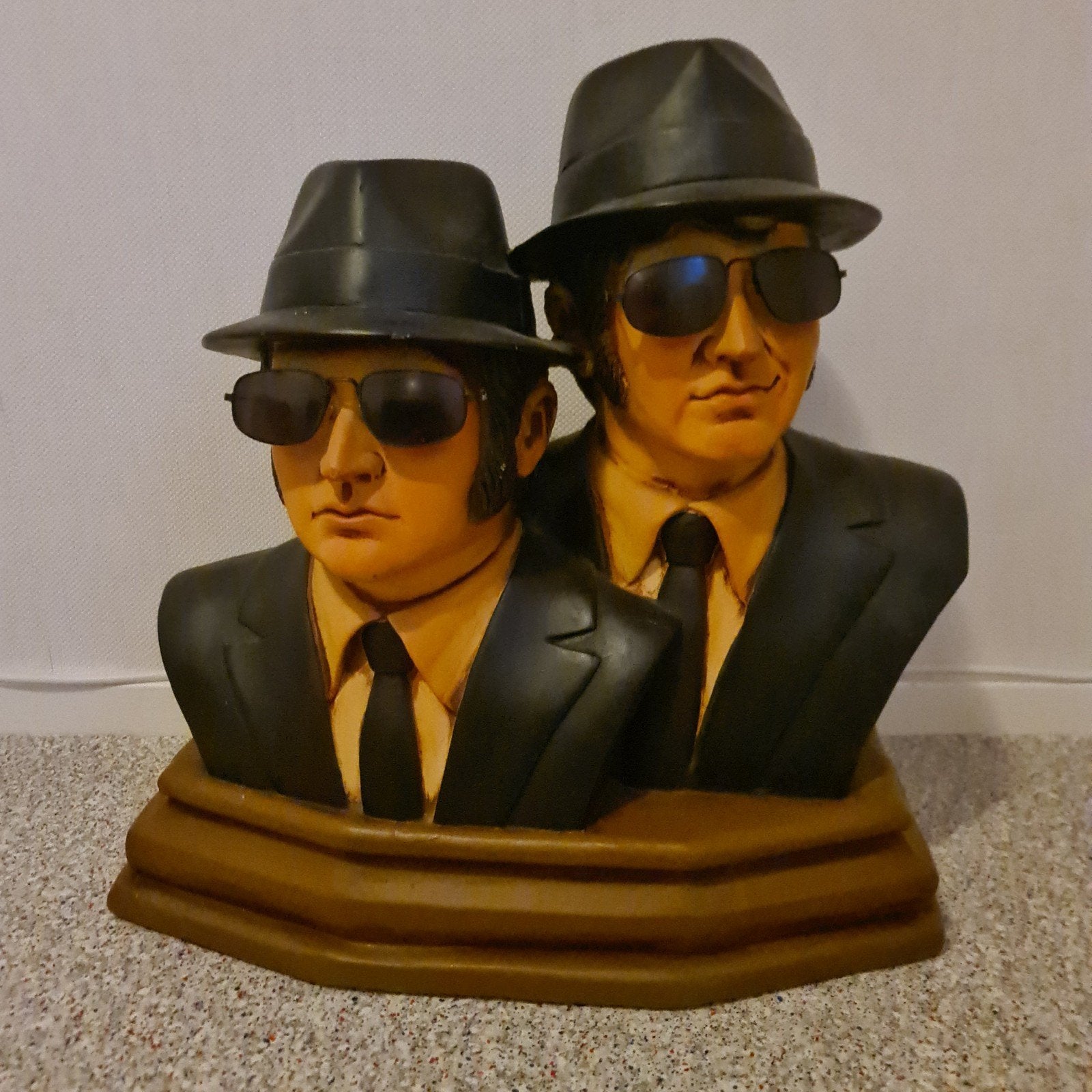 Borstbeeld The Blues Brothers, Ophalen