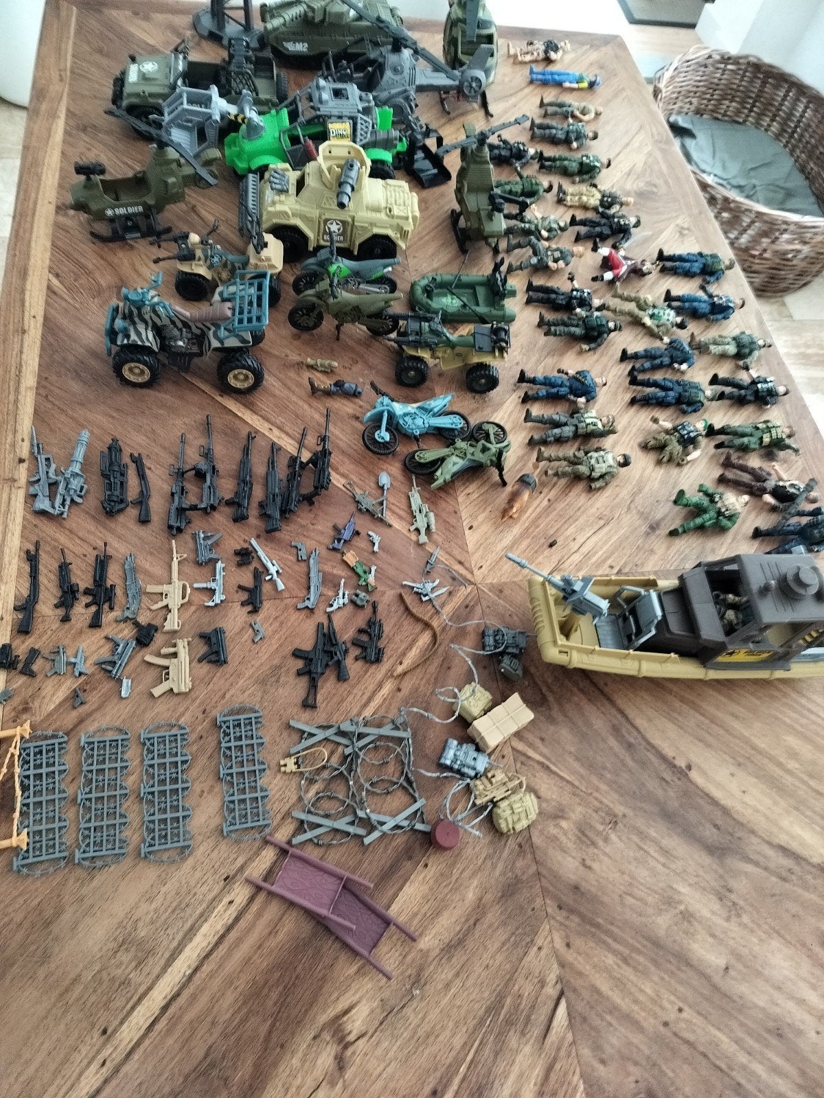 Grote set speelgoed soldaten, voertuigen en accessoires, Kinderen en Baby's, Speelgoed | Actiefiguren, Ophalen of Verzenden, Gebruikt