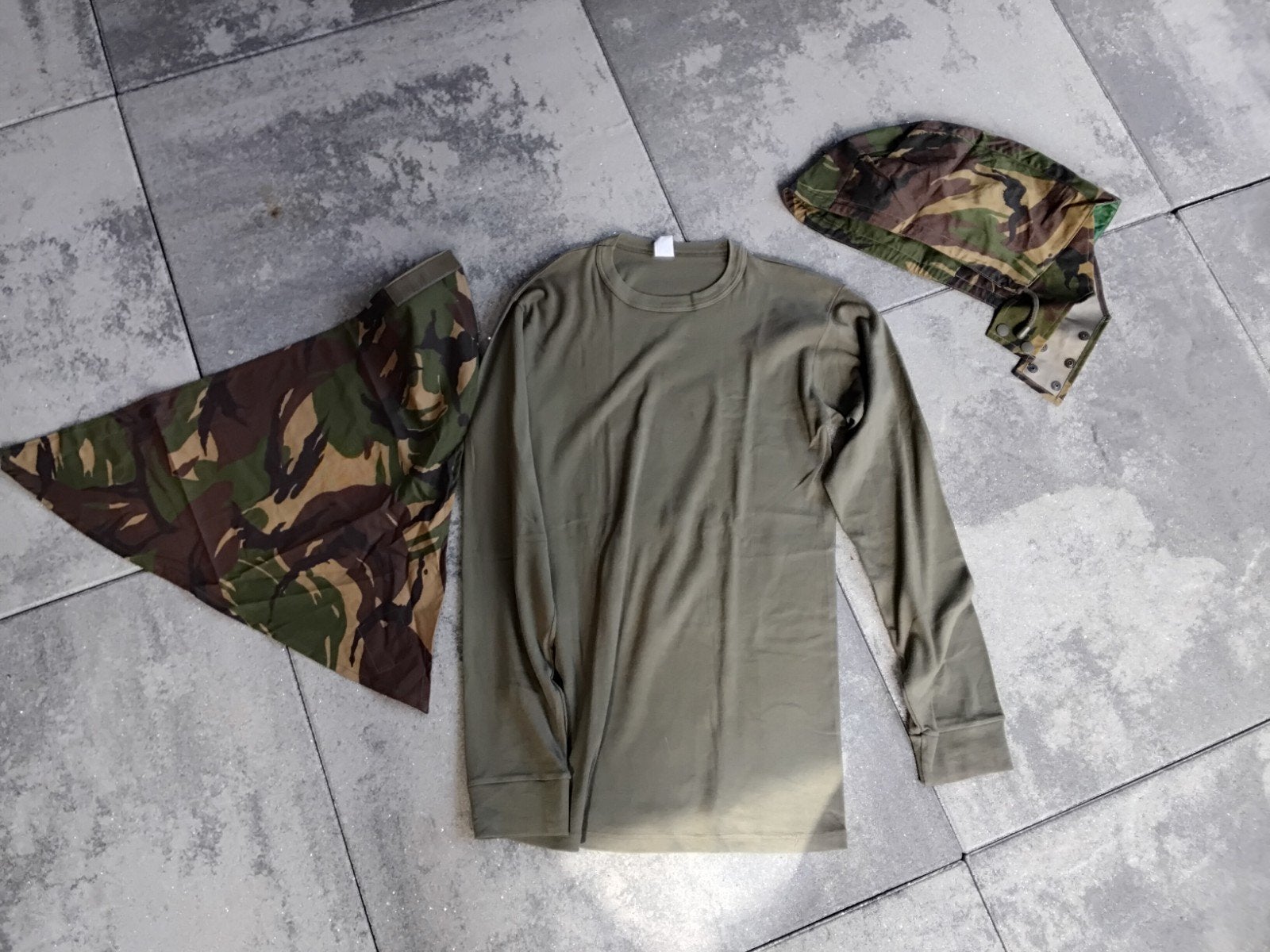 Lotje: Militair T-shirt,  een camouflage sjaal, en muts, Ophalen of Verzenden, Landmacht, Nederland, Kleding of Schoenen
