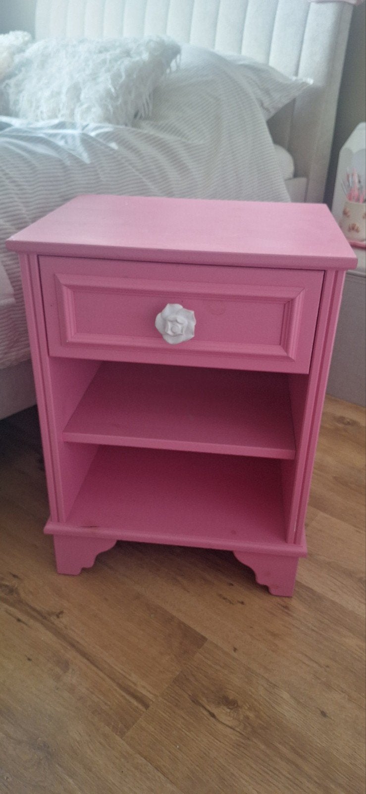 Leuk roze nachtkastje met lade en planken, Huis en Inrichting, Ophalen, Gebruikt, Minder dan 45 cm, 55 tot 70 cm