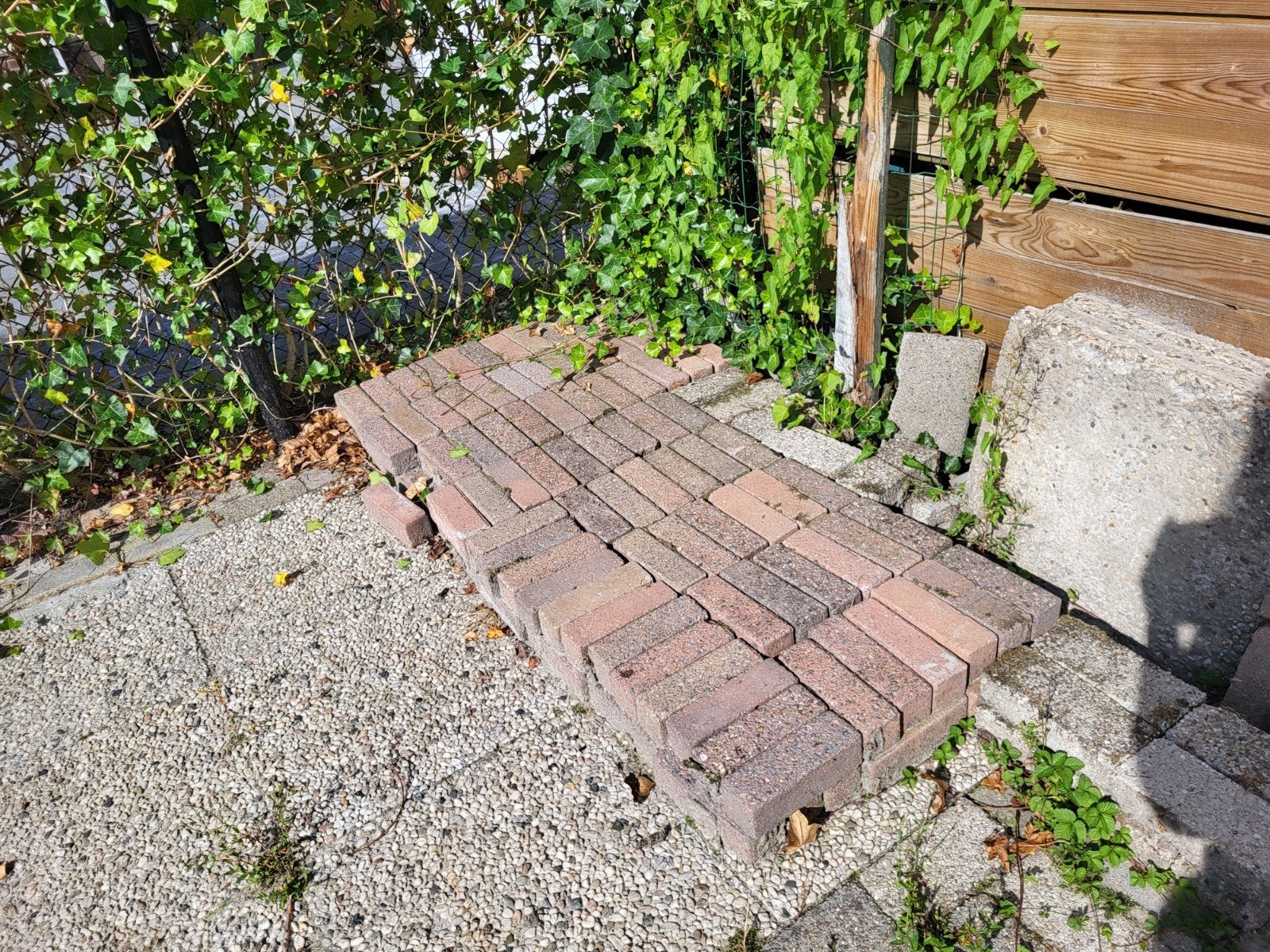 Gratis af te halen: Rode, grijze en gele klinkers/waaltjes, Tuin en Terras, Ophalen, Gebruikt, Klinkers, 5 tot 10 m²