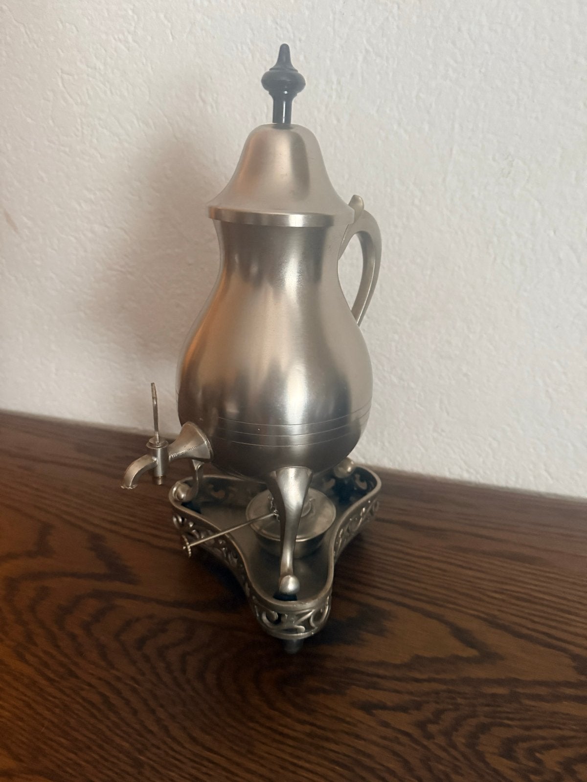 Antieke theeketel met spiritusbrander, Ophalen