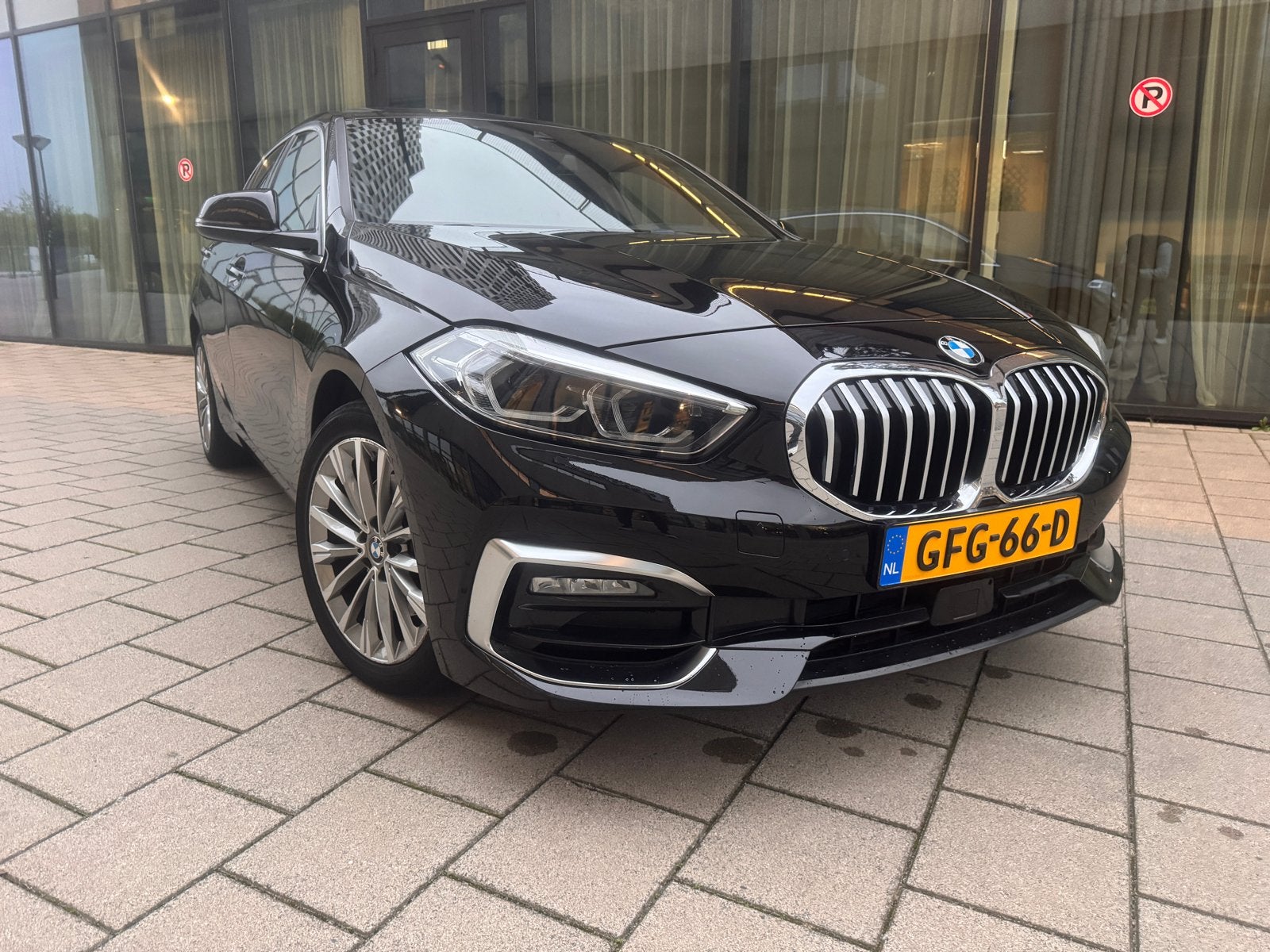 BMW 1-Serie 118i luxeryline Zwart Pano Full options, Zwart, Leder, Lichtsensor, Particulier