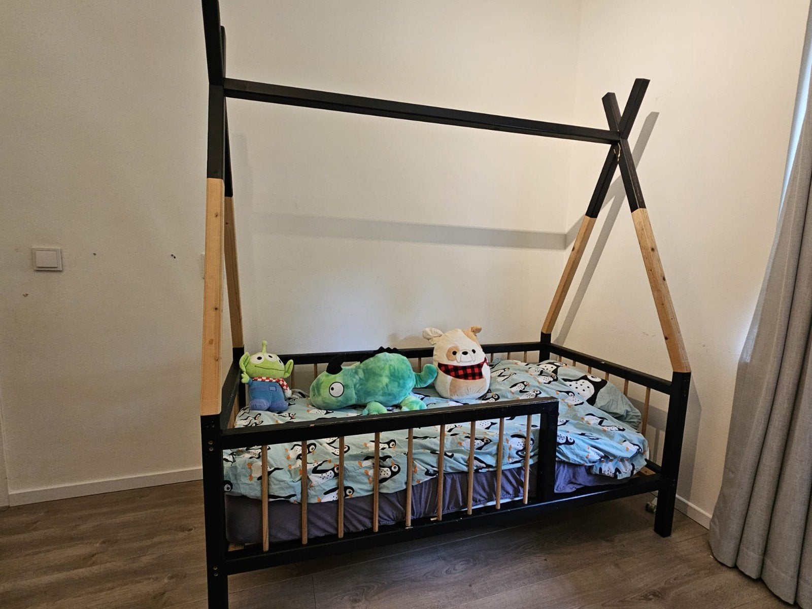 Tipi peuterbed - Zwart/Hout, Kinderen en Baby's, Kinderkamer | Bedden, Ophalen, Gebruikt, 70 tot 85 cm, Lattenbodem