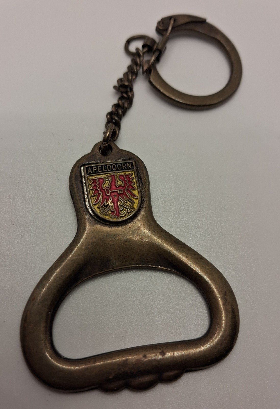 Apeldoorn sleutelhanger met flesopener vintage, Verzamelen, Ophalen of Verzenden, Gebruikt, Stad of Land