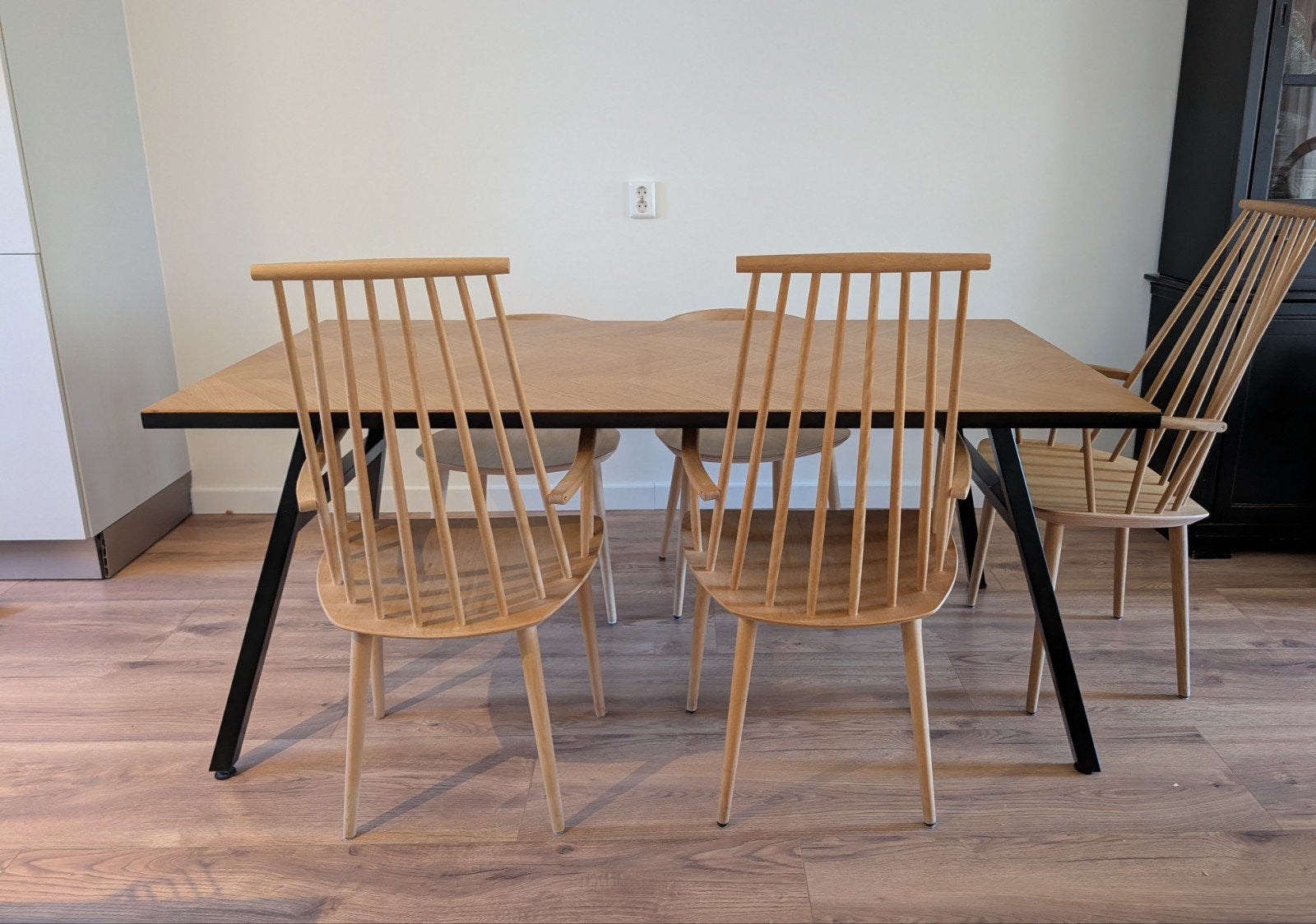 Eiken eettafel met visgraatpatroon en metalen onderstel, Huis en Inrichting, Tafels | Eettafels, Ophalen, Gebruikt, Modern, Industrieel