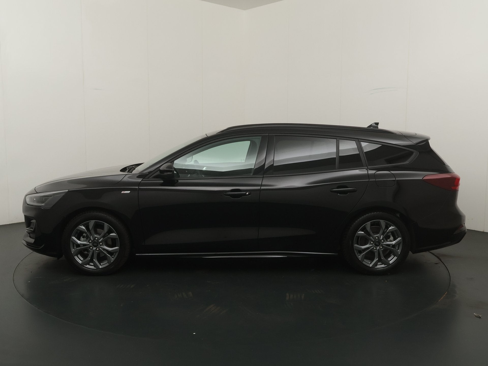 Ford FOCUS Wagon EcoBoost Hybrid 155 pk ST-Line X | Winter P, 12 maanden, Stof, Gebruikt, Zwart