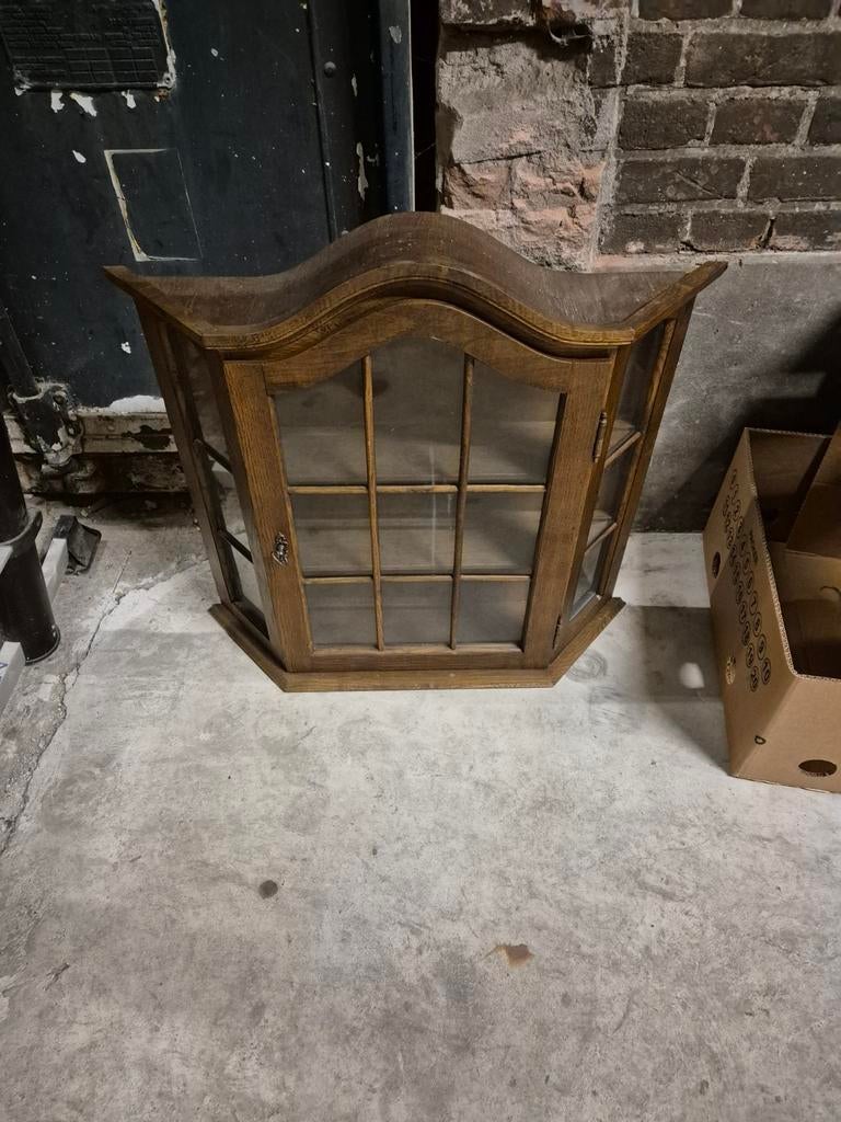 Vitrine hangkastje, Ophalen