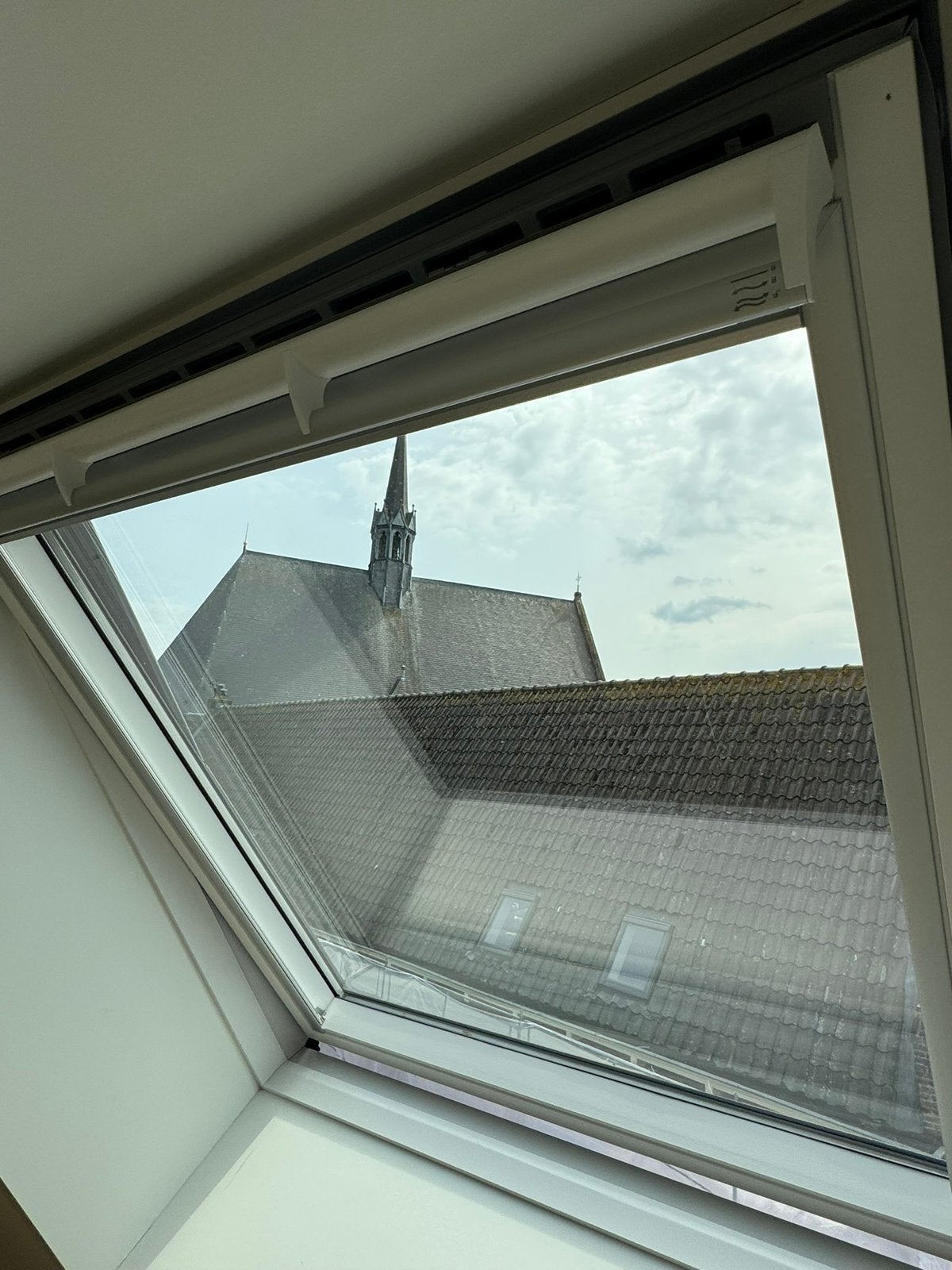 Velux verduisterend rolgordijn grijs, Ophalen, 50 tot 100 cm, Zo goed als nieuw, Minder dan 100 cm