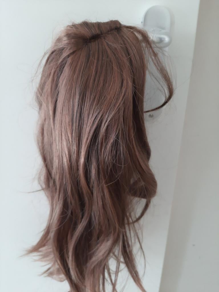 Bruine pruik met golvend haar nieuw  nooit gebruikt, Sieraden, Tassen en Uiterlijk, Uiterlijk | Haarverzorging, Ophalen of Verzenden