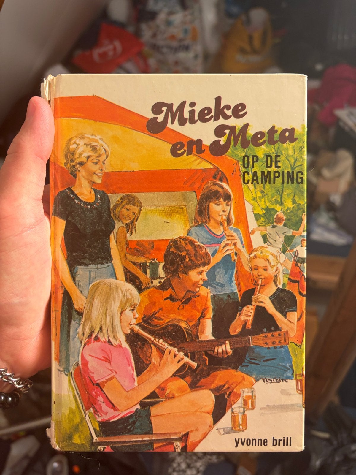 Mieke en Meta op de Camping - Yvonne Brill (Gelezen), Ophalen of Verzenden, Gelezen, Fictie