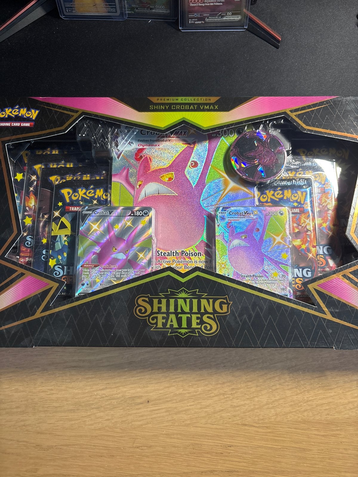 Shining Fates Shiny Crobat VMAX Premium Collection Box, Hobby en Vrije tijd, Verzamelkaartspellen | Pokémon, Ophalen of Verzenden