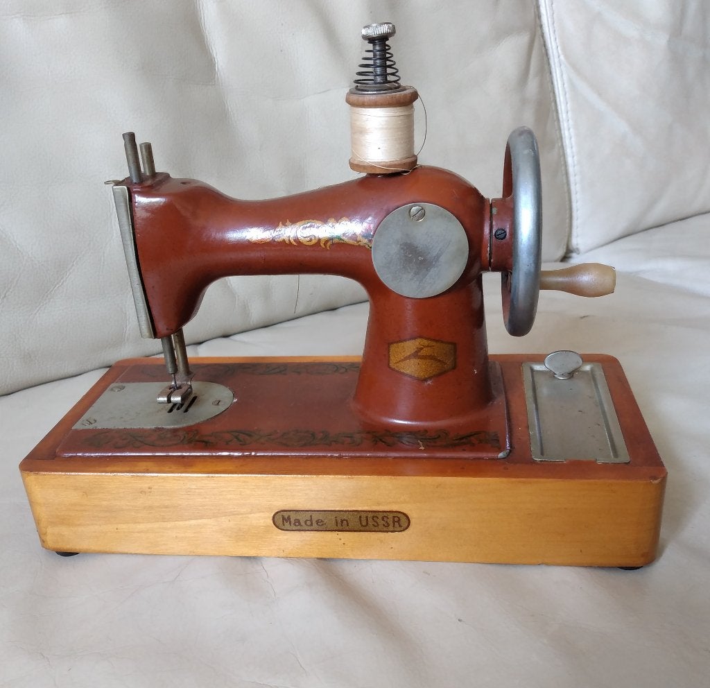 Kinder naaimachientje uit USSR, Antiek en Kunst, Antiek | Naaimachines, Ophalen of Verzenden
