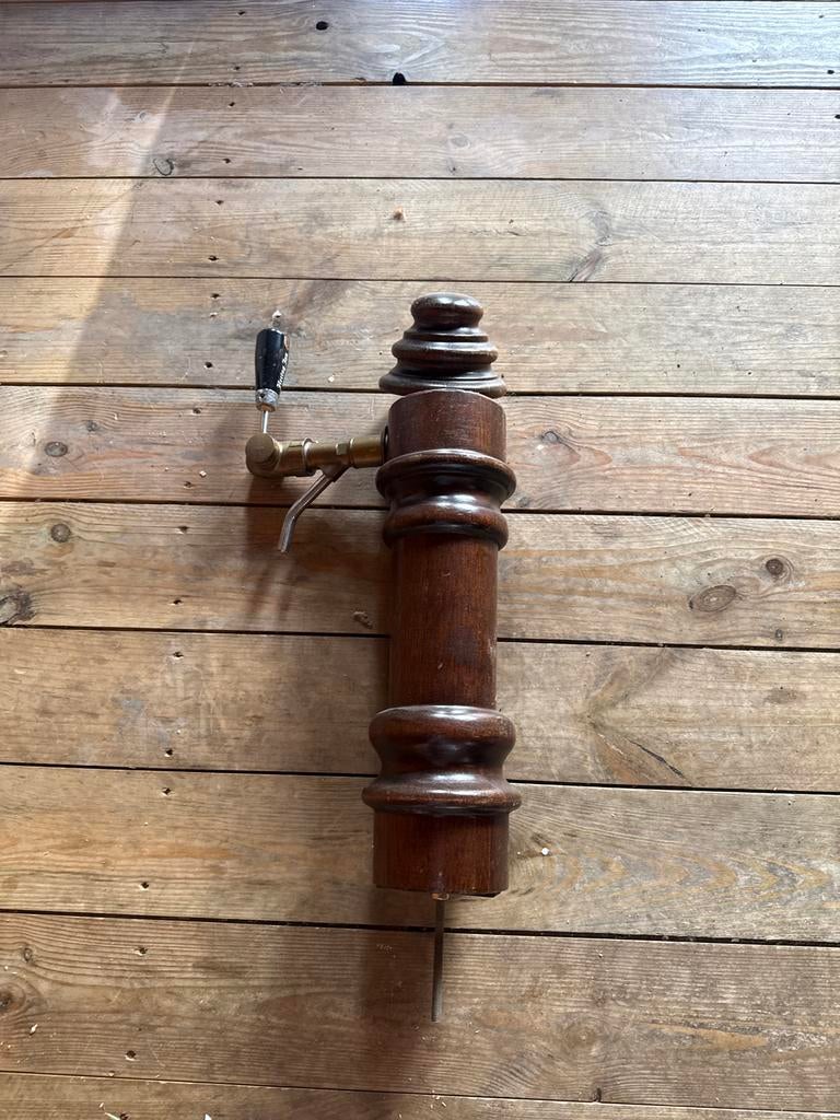 Antieke houten tapzuil met messing kraan, Ophalen