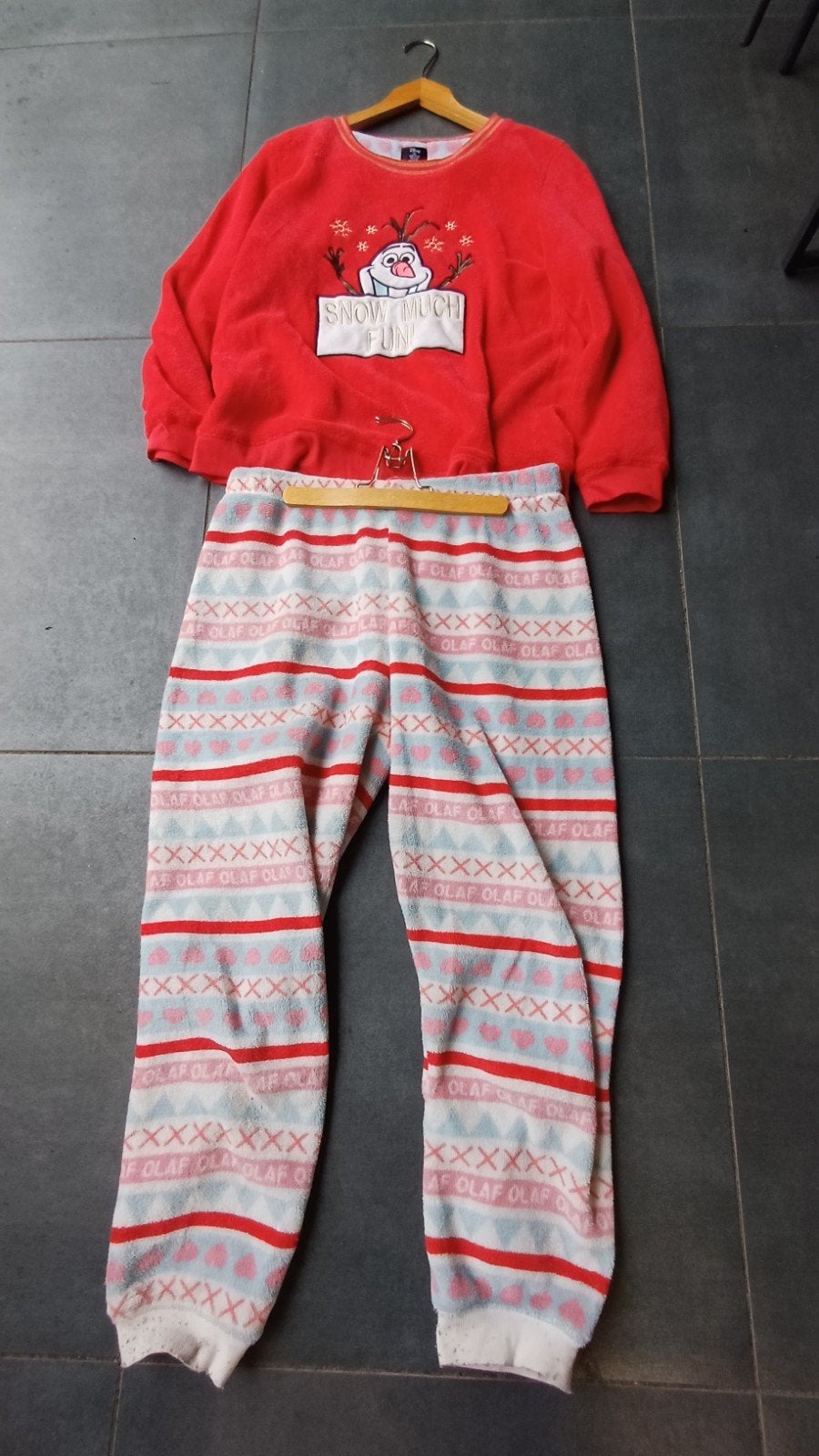Disney Frozen Olaf Pyjama Set - Maat L> €15, Disney, Ophalen of Verzenden, Gedragen, Maat 42/44 (L)