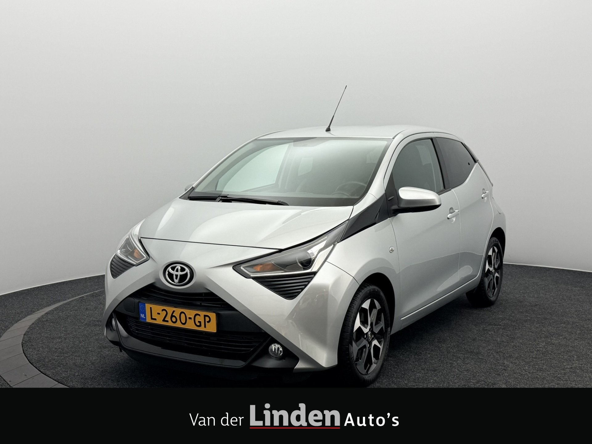 Toyota Aygo 1.0 VVT-i x-joy | Automaat | ClimaTronic | Camer, Stof, Gebruikt, 4 stoelen, Origineel Nederlands