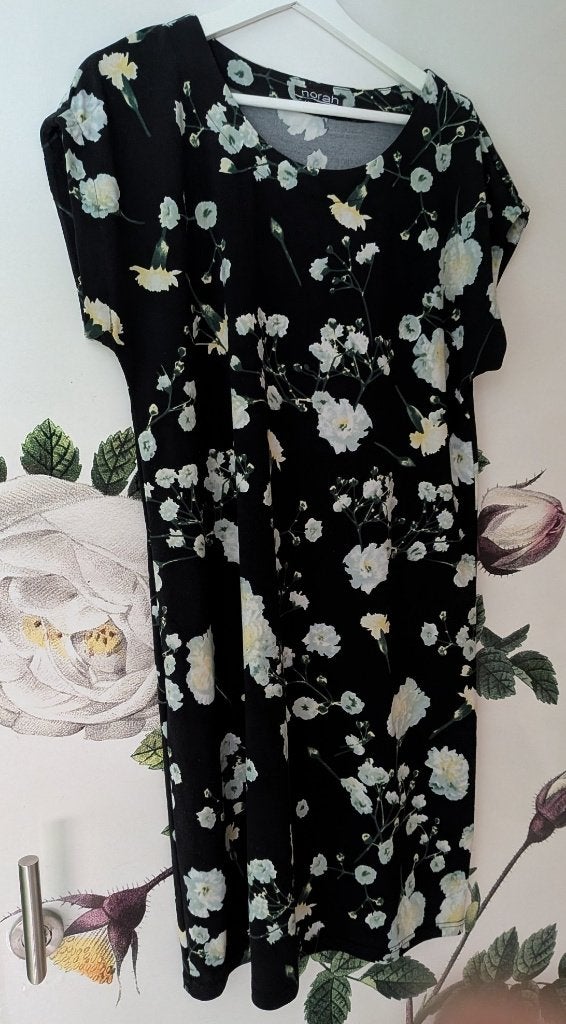 Norah zomerjurkje zwart met bloemen maat 44, Zwart, Maat 42/44 (L), Ophalen of Verzenden, Knielengte