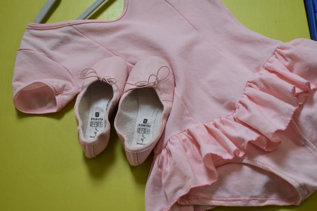 Voor de kleine ballet danseres- 2traine pakjes + schoentjes, Sport en Fitness, Ballet, Ophalen of Verzenden, Gebruikt, Kleding