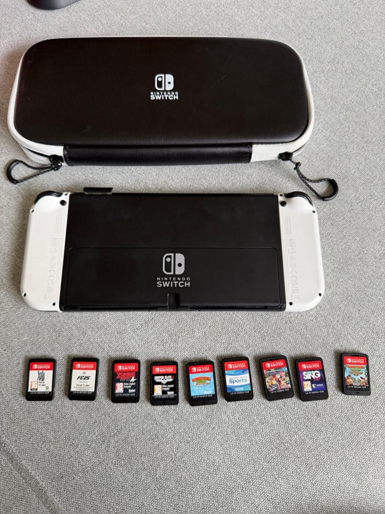 Nintendo Switch OLED met 8 games en hoes, Spelcomputers en Games, Spelcomputers | Nintendo Switch, Zo goed als nieuw, Switch OLED