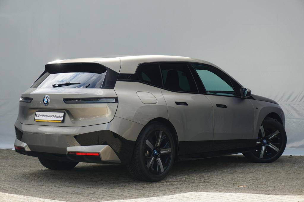 BMW iX M60 High Executive 112 kWh | Trekhaak / Parking Assis, Auto's, BMW, Automaat, Gebruikt, Met garantie (alle), 375 min