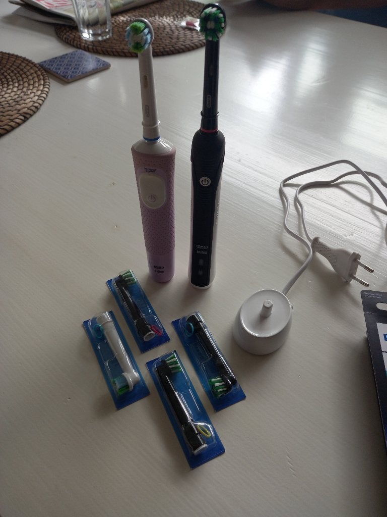 2 x Oral B elektrische tandenborstel + oplader + borstels, Ophalen, Zo goed als nieuw, Mondverzorging