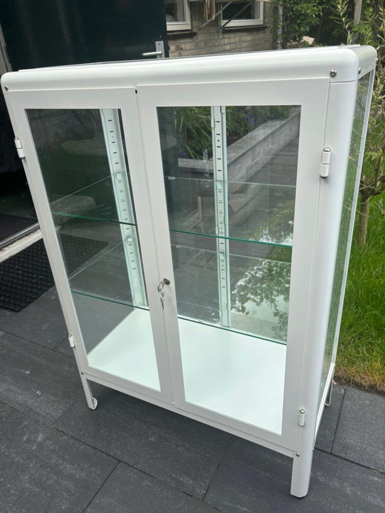 Ikea fabrikor vitrine kast, Huis en Inrichting, Kasten | Vitrinekasten, Zo goed als nieuw, 150 tot 200 cm, 50 tot 100 cm, 25 tot 50 cm