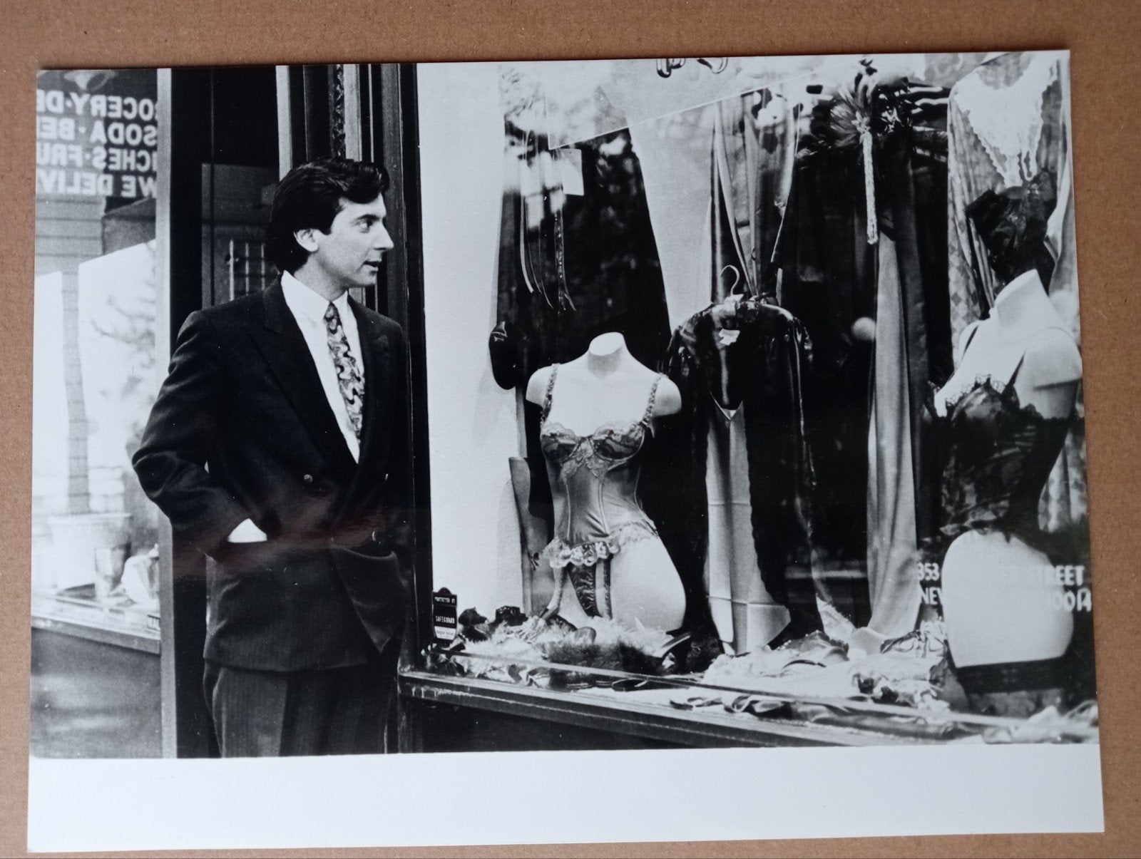 Filmfoto Man bij etalage lingerie winkel, Ophalen of Verzenden, Voor 1940, Gebruikt, Overige onderwerpen