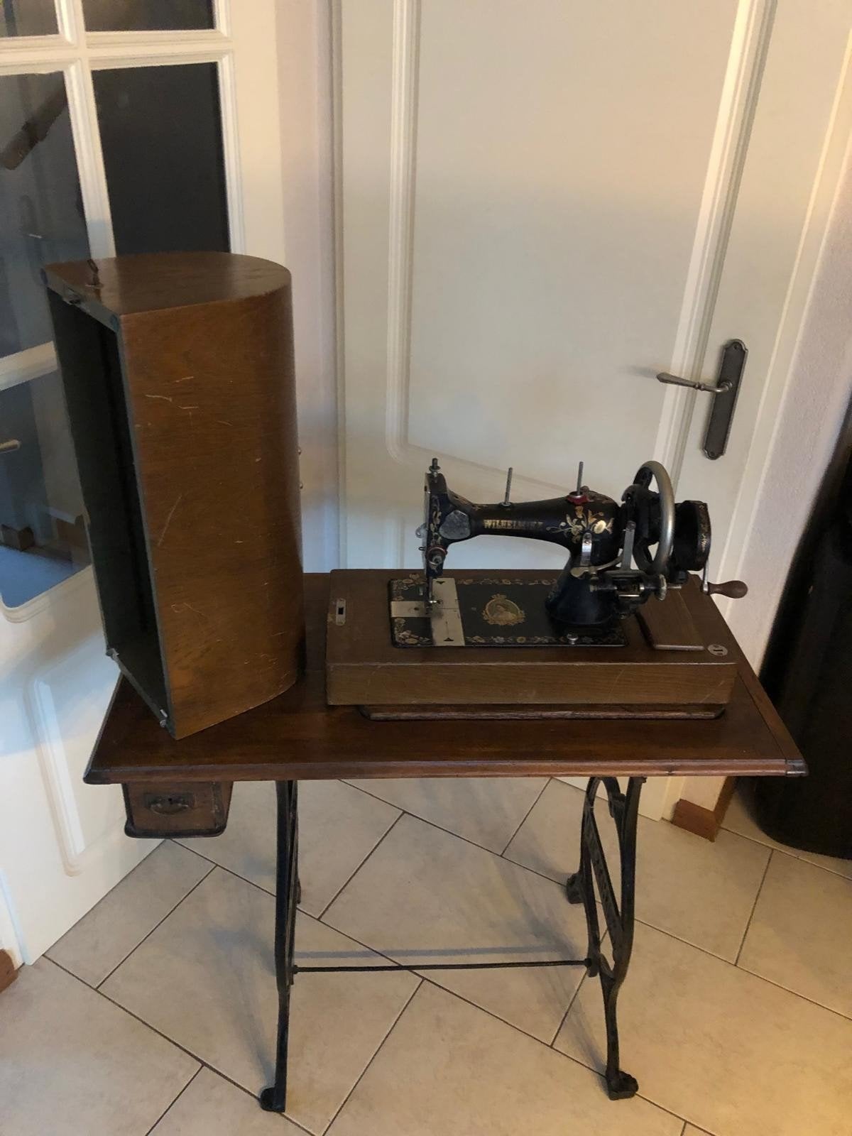 Antieke Wilhelmina naaimachine met tafel en kap, Ophalen