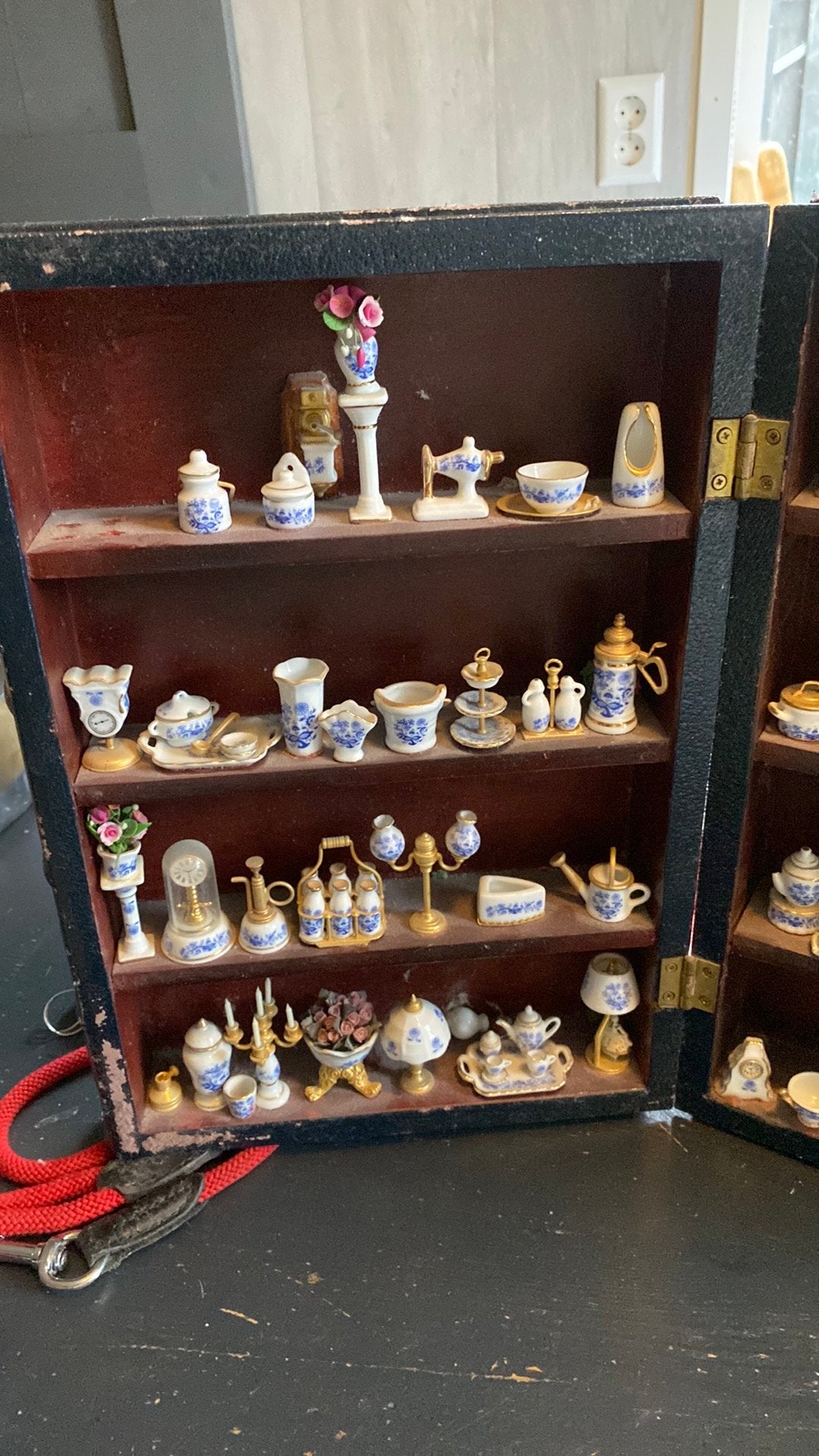 Lot miniaturen voor poppenhuis  in een boek Mayfair, Ophalen of Verzenden