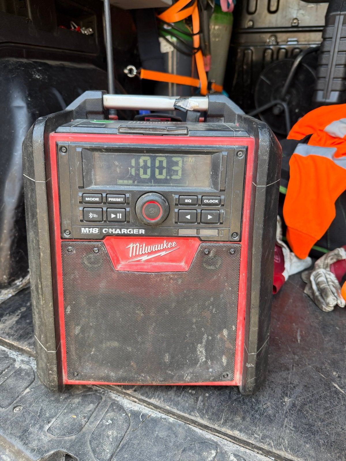 Milwaukee M18 Bouwradio met Oplader - Gebruikt, Ophalen, Gebruikt, Bouwradio
