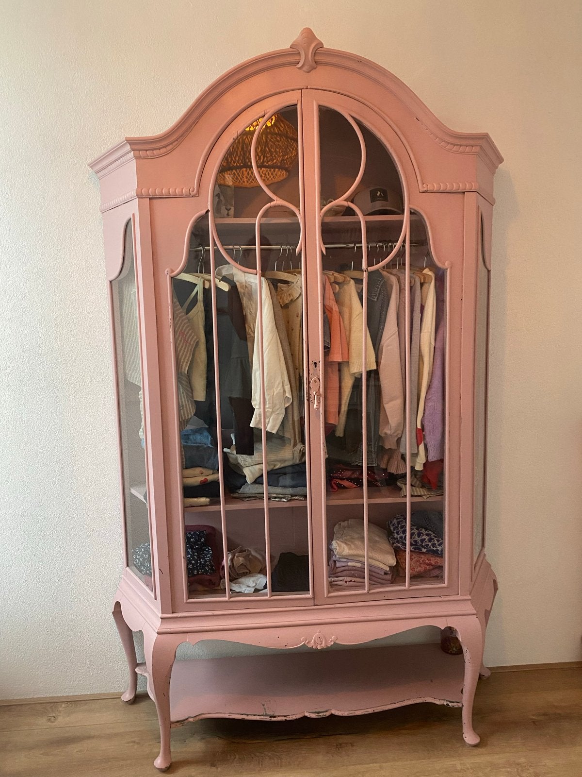 Brocante roze vitrinekast/kledingkast, Ophalen, Gebruikt, Kast, 105 cm of meer
