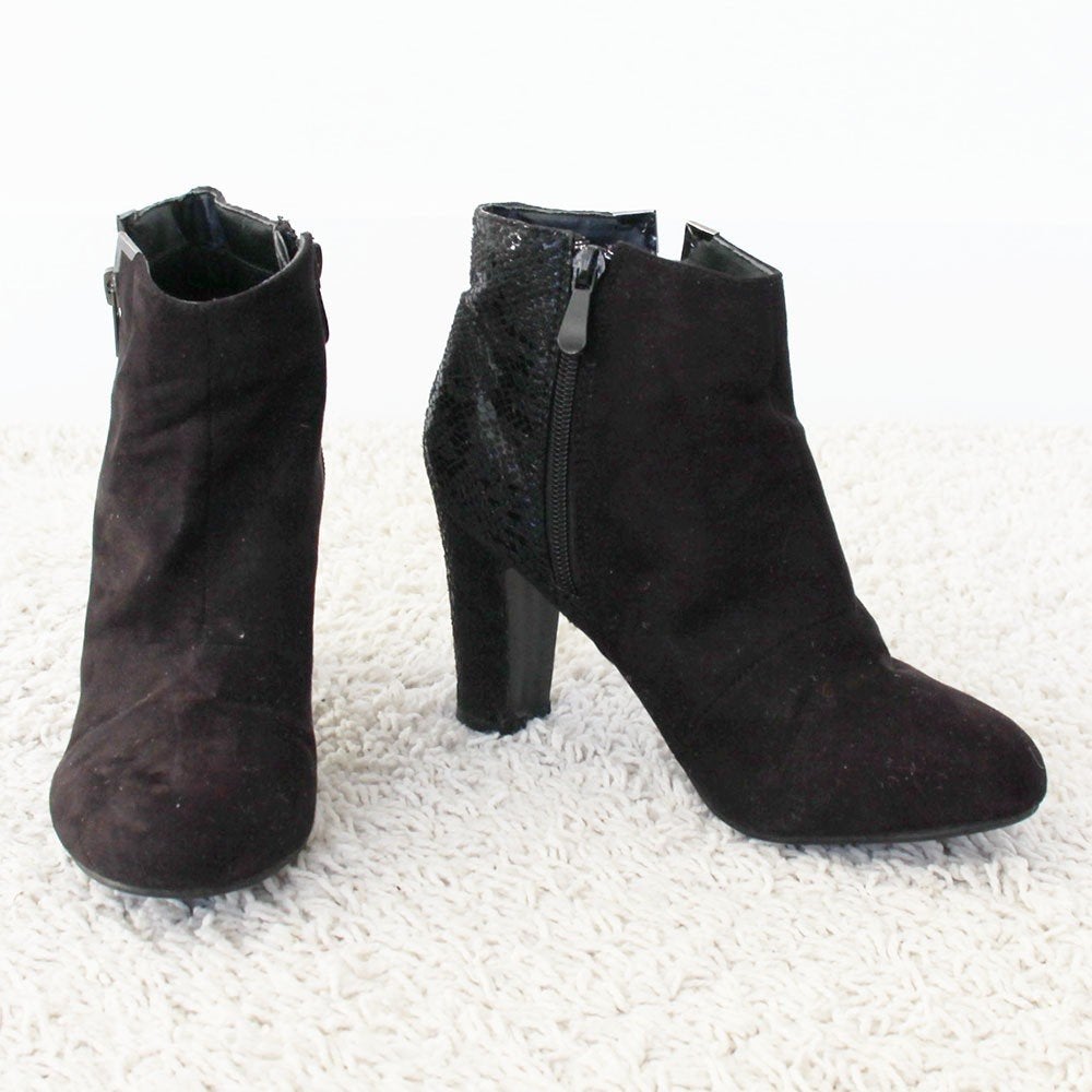 Mooie Zwart Suede Enkellaarsjes s27 (Maat 37) € 40,-