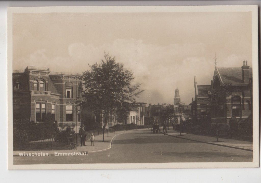 233 Winschoten Emmastraat met mensen Uitg JW vd Veen B87, Verzenden, Voor 1920, Ongelopen, Groningen