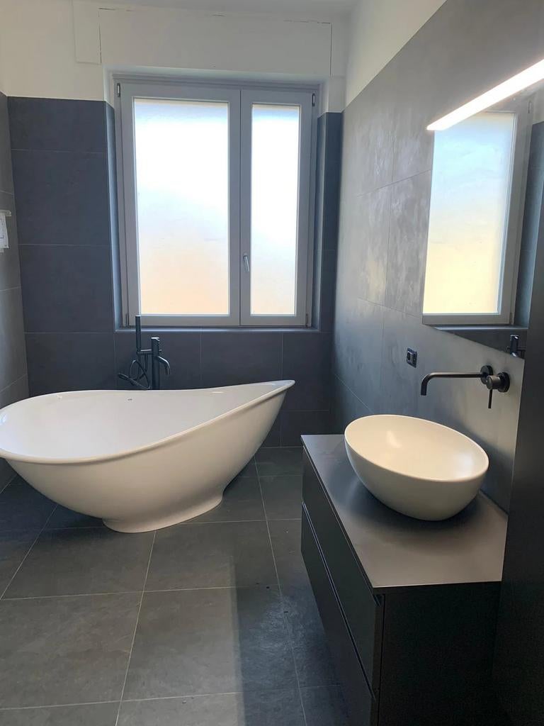 Moderne badkamer met ligbad, douche en toilet, Ophalen of Verzenden, Nieuw, Met douche