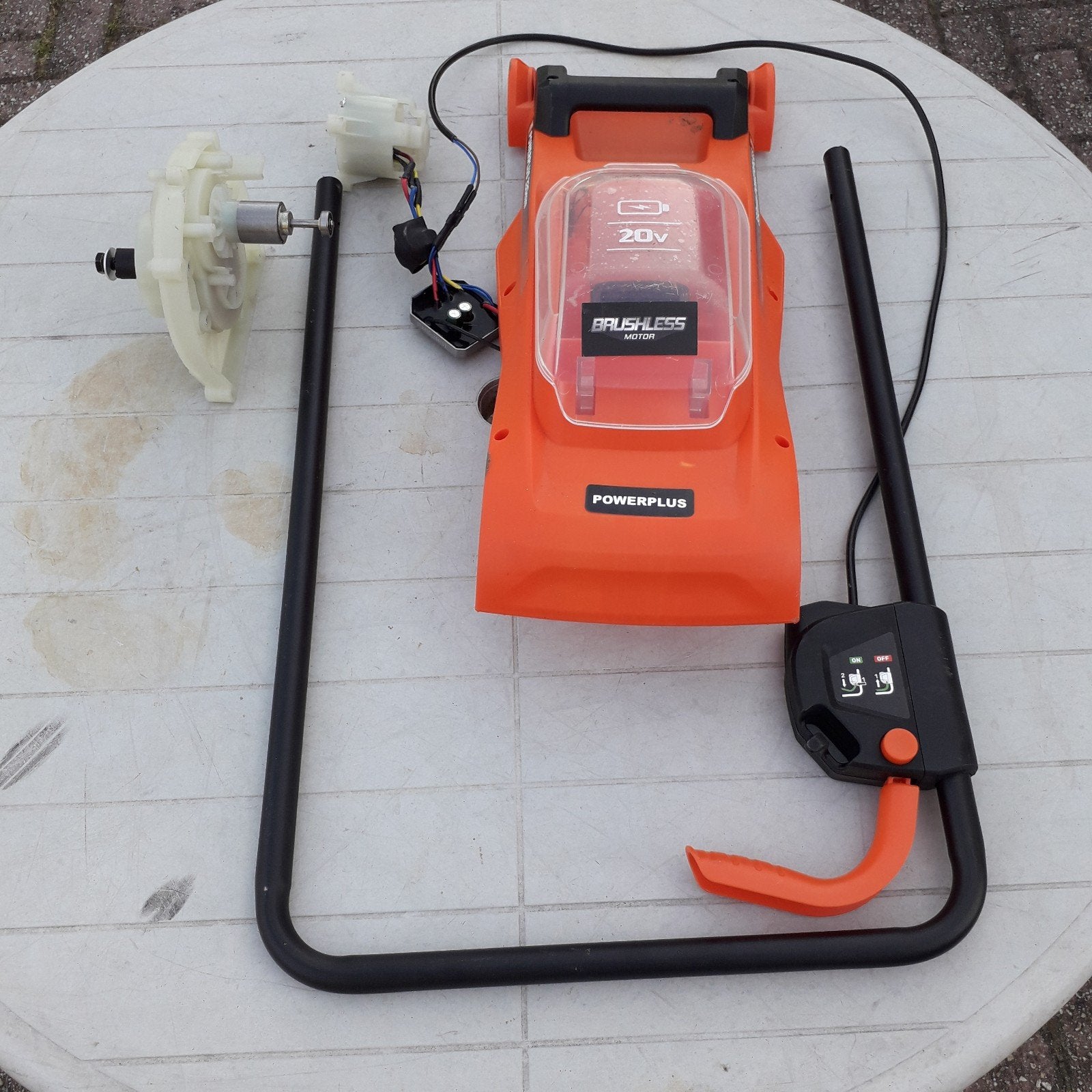 Powerplus POWDPG75562 20V Grasmaaier voor onderdelen, Tuin en Terras, Grasmaaiers, Ophalen, Cirkelmaaier, Gebruikt, Accu-grasmaaier