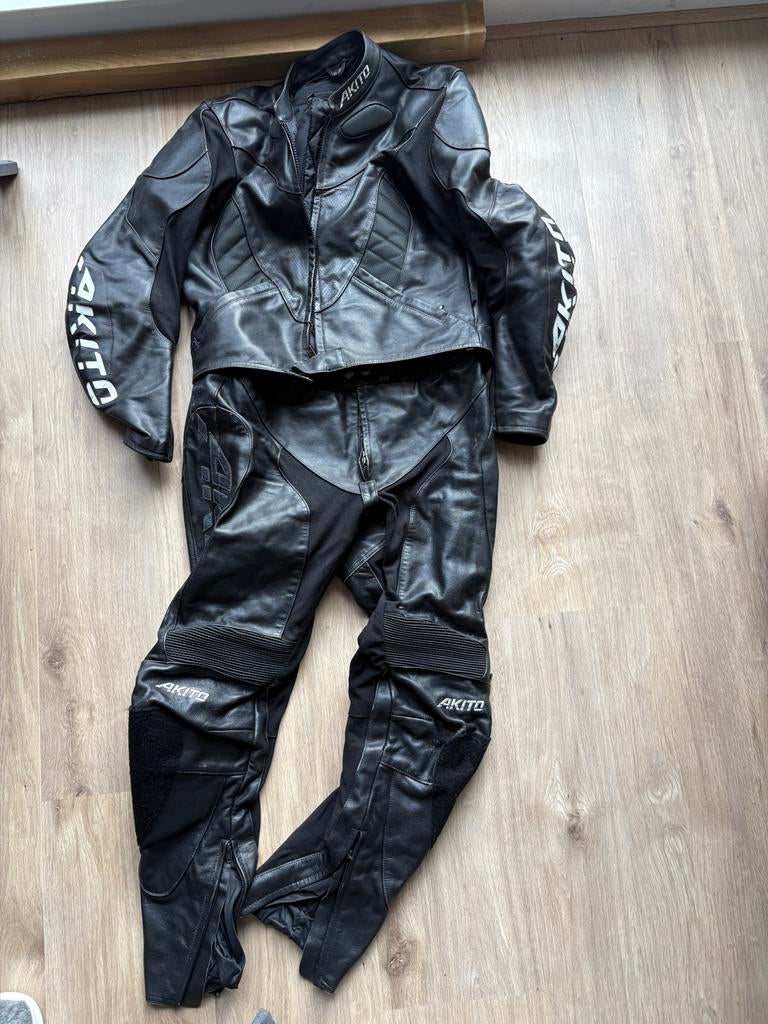 Akito leren motorpak - Zwart, maat 56/58, Motoren, Kleding | Motorkleding, Ophalen of Verzenden, Tweedehands, Heren, Combipak