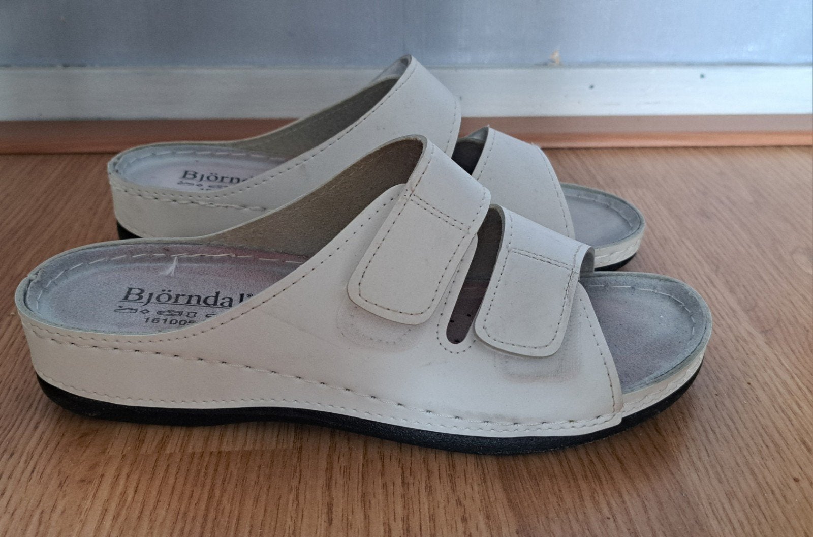 Björndal witte slippers met klittenband, maat 39, Kleding | Dames, Schoenen, Slippers, Wit, Ophalen of Verzenden, Zo goed als nieuw