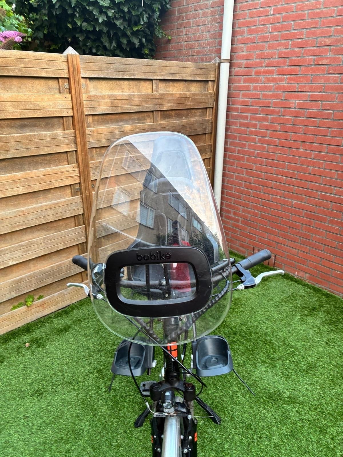 Bobike fietszitje met windscherm, Fietsen en Brommers, Fietsaccessoires | Fietsstoeltjes, Ophalen of Verzenden, Gebruikt, Voetsteuntjes