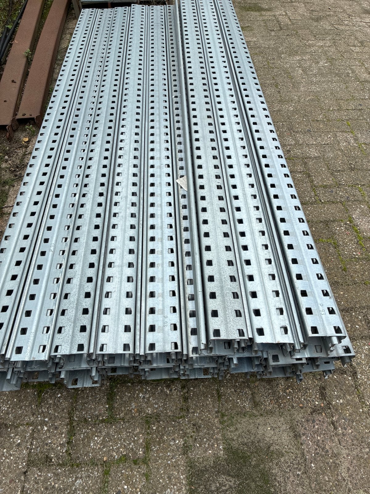 42 stuks SSI Schäfer P93 legbordstelling profielen 240 cm, Ophalen, Gebruikt, IJzer