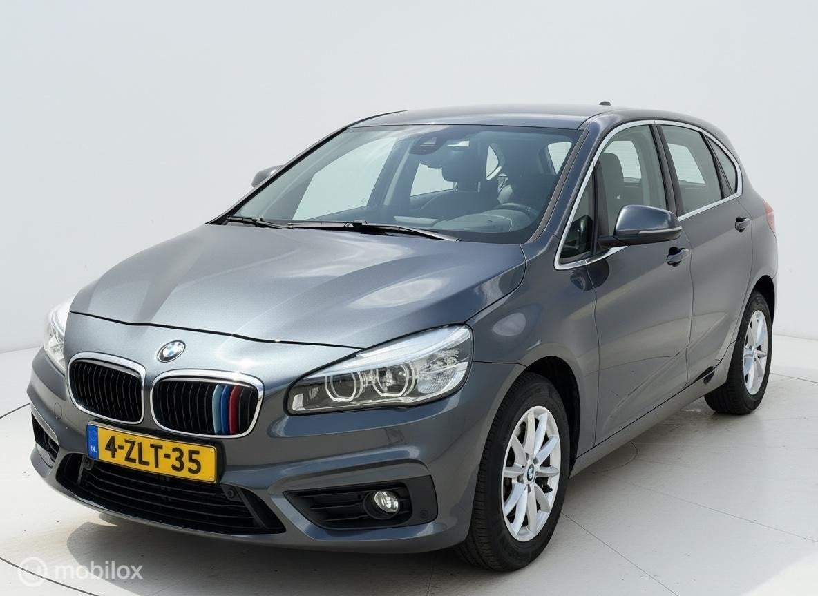 BMW 2-serie Active Tourer 220i M LED|HUD|LEDER|AUTOMAAT|, Auto's, BMW, 1998 cc, 730 kg, Gebruikt, 1405 kg