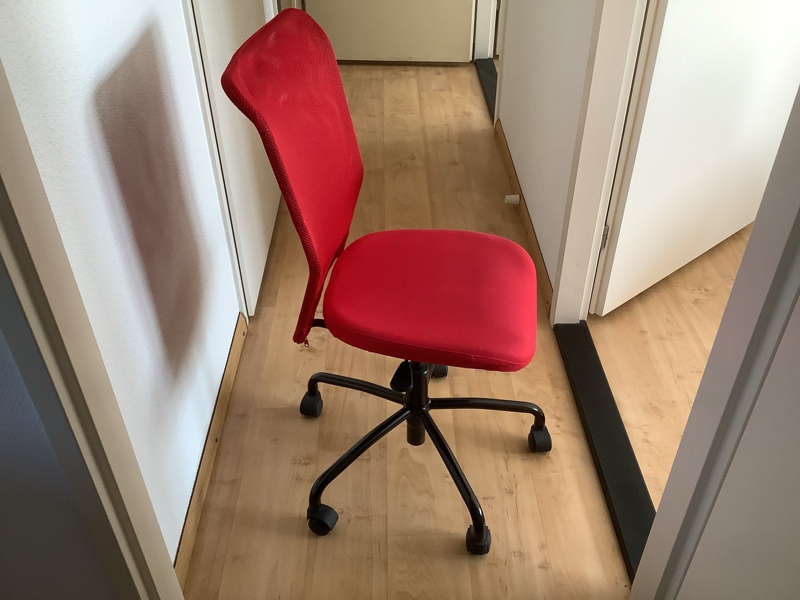 Rode bureaustoel met wielen - Comfortabel en verstelbaar, Ophalen, Zo goed als nieuw, Rood, Eén