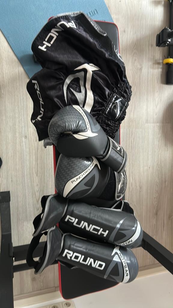 Kickboks setje handschoenen broek scheenbeschermers, Sport en Fitness, Ophalen, Zo goed als nieuw, Bokshandschoenen
