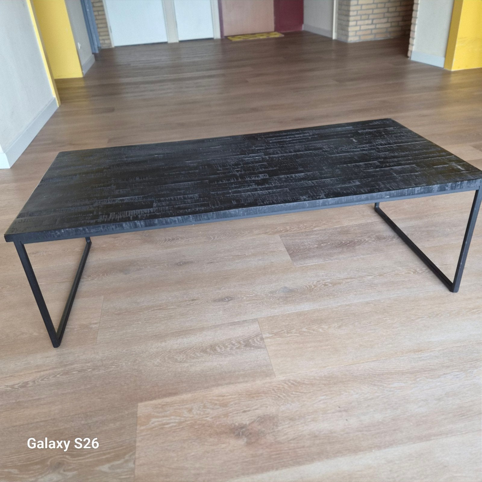 Langwerpige salontafel van zwart hout met metalen onderstel, Ophalen, Rechthoekig, 100 tot 150 cm, 50 tot 100 cm