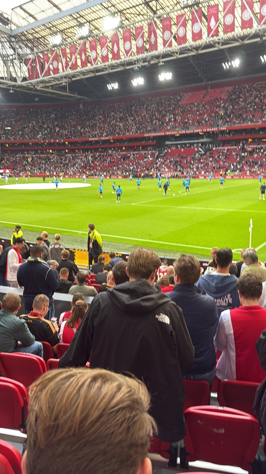 Gezocht: twee ajax seizoenskaarten naast elkaar