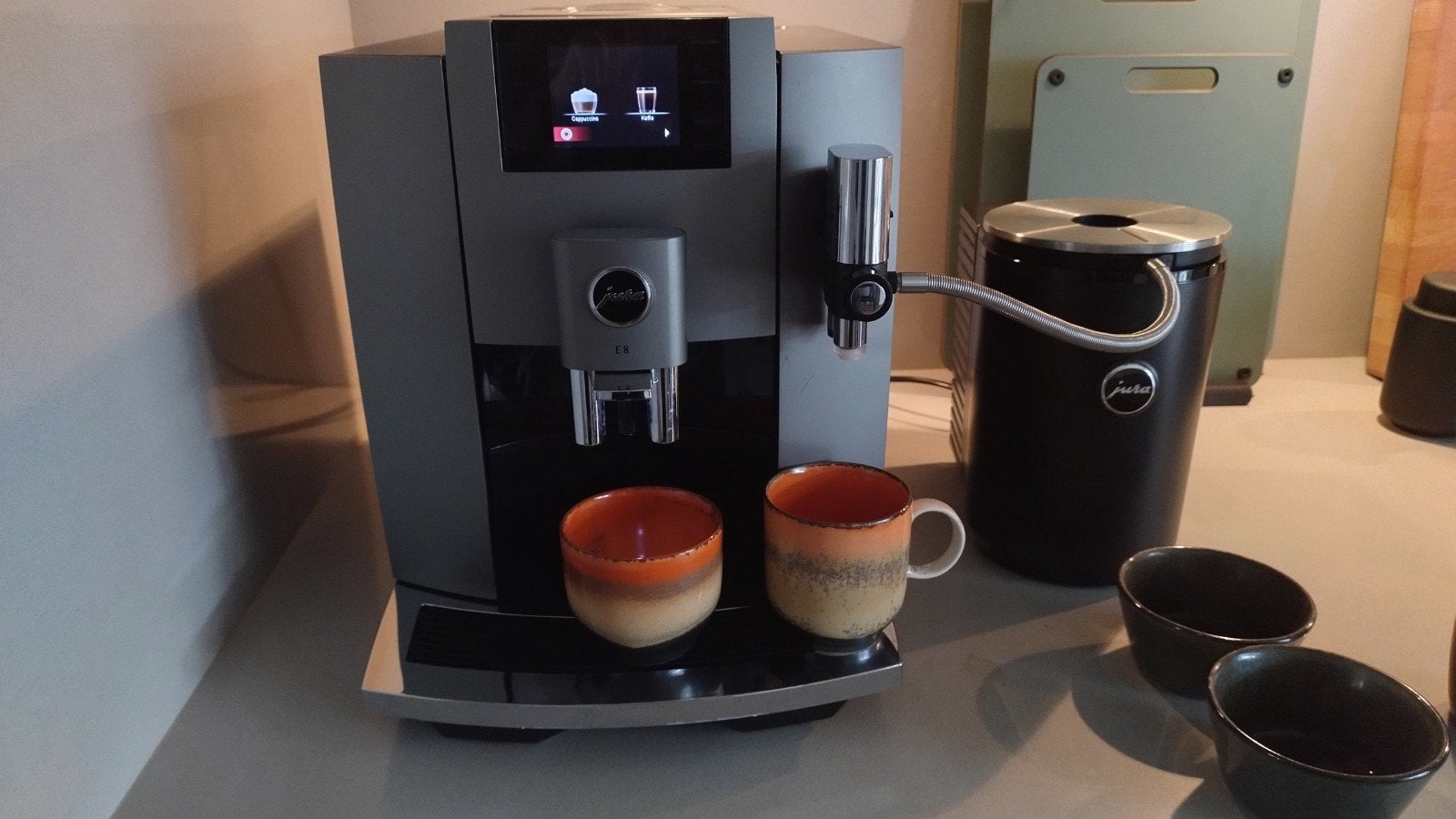 Jura E8 (EC), incl melkkoeler, volautomatische espressomachi, Witgoed en Apparatuur, Ophalen, Espresso apparaat, Koffiebonen, Zo goed als nieuw