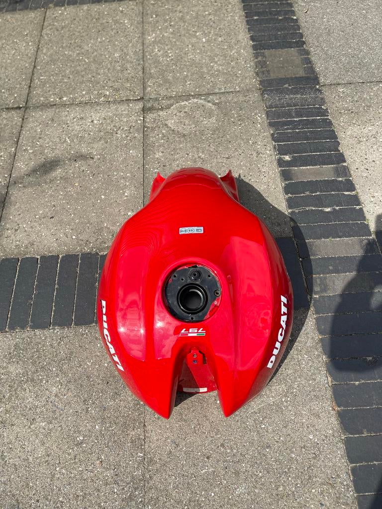 Ducati Monster 797 Brandstoftank - Rood (Beschadigd), Ophalen of Verzenden, Gebruikt
