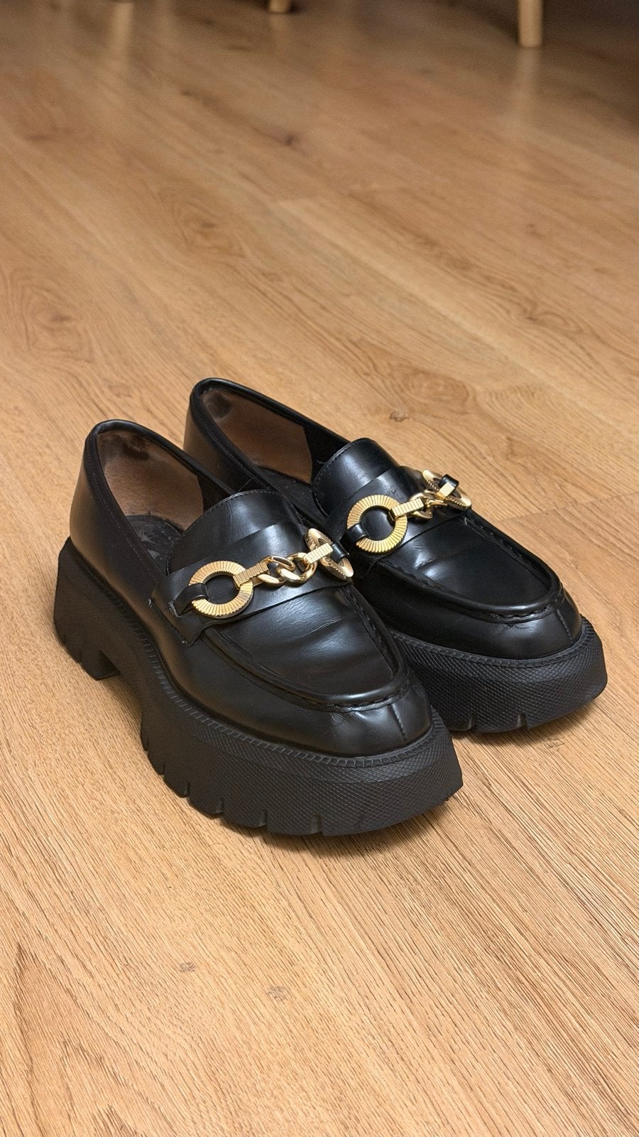 Zara loafers met chunky zool en goudkleurige ketting, Ophalen of Verzenden, Zo goed als nieuw, Zwart, Instappers